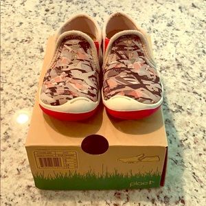 Plae camouflage girl’s shoes